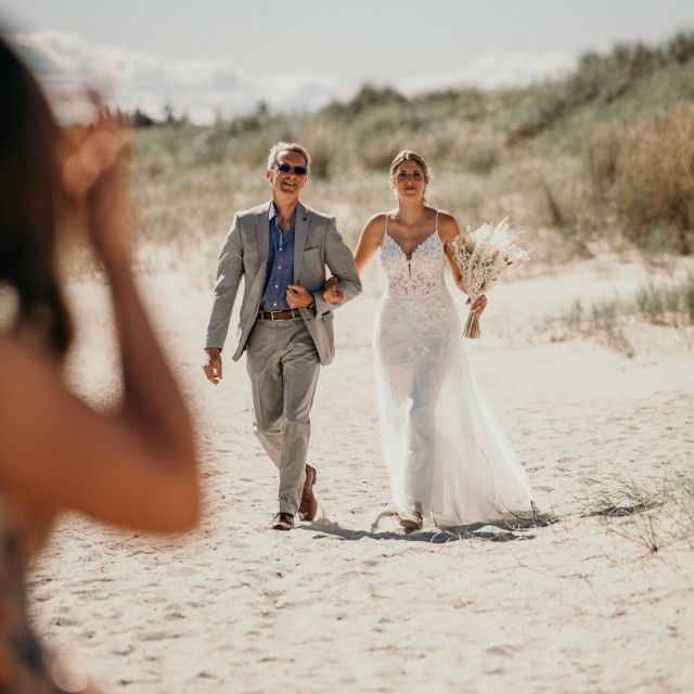 Wundervolle Location... Ein Strand im nirgendwo, ganz für uns allein...

Alle Gäste und der Bräutigam Daniel wartet schon gespannt auf die Braut. Von ihrem Vater wird Elena zum Bräutigam geführt. Das Wetter war genau richtig, nicht zu heiß und nicht zu windig. 

Braut: @elenarummel 
Location: Dänemark

#hochzeitstag #hochzeit #heiraten #hochzeitslocation
#weddingday #married #justmarried #verlobt
#hochzeitsstrauss #fotograf #hochzeitsfotograf #sony
#fotografneuwied #fotografwesterwald #Westerwald
#neuwied #hochzeitwesterwald #andernach
#andernachhochzeit #hochzeitsfotografin
#hochzeitskleid #weddingdress #strandhochzeit #beachwedding #weddingdress #hochzeitskleider